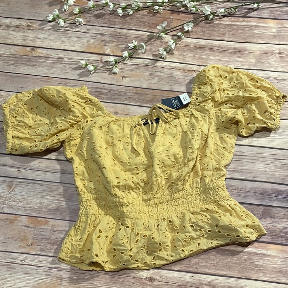 Abercrombie & Fitch Pretty eyelet puff sleeve top